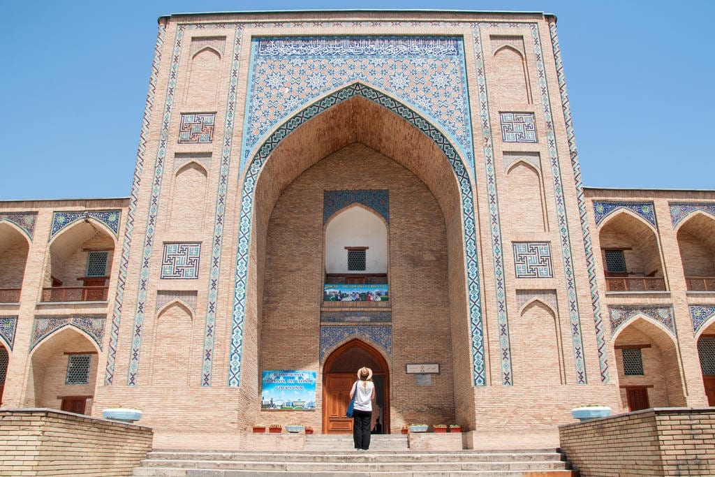 bartek-sabela-uzbekistan-medresa-kukeldasz-wyrusz-w-zyciowa-podroz-soul-travel