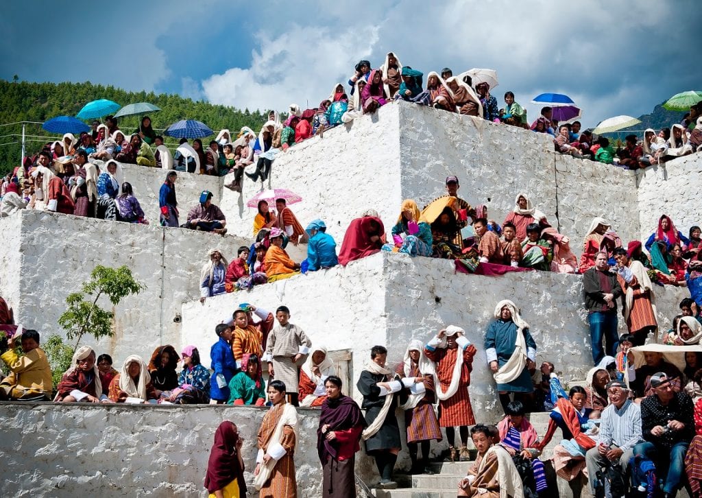Każda pora roku jest dobra, by odwiedzić Bhutan. Wiosną odbywają się barwne festiwale, a zimą -choć można liczyć na śnieg i chłód dobrze jest wybrać się na trekking