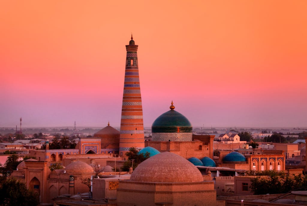 chiva-uzbekistan-minaret-madrasy-wyrusz-w-zyciowa-podroz-soul-travel