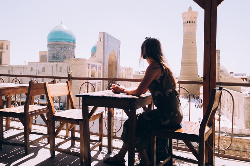 uzbekistan-buhara-dziewczyna-przy-stoliku-soul-travel