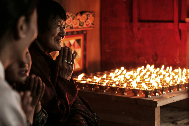 wyprawa-bhutan-mieszkancy-w-swiatyni-soul-travel