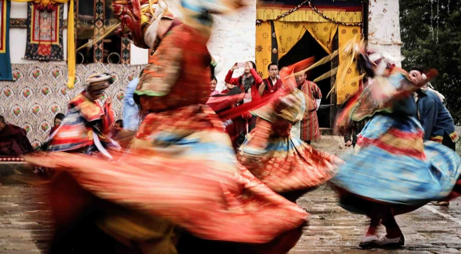 butikowe-biuro-podrozy-alternatywnych-soul-travel-wyprawa-bhutan-tancerz