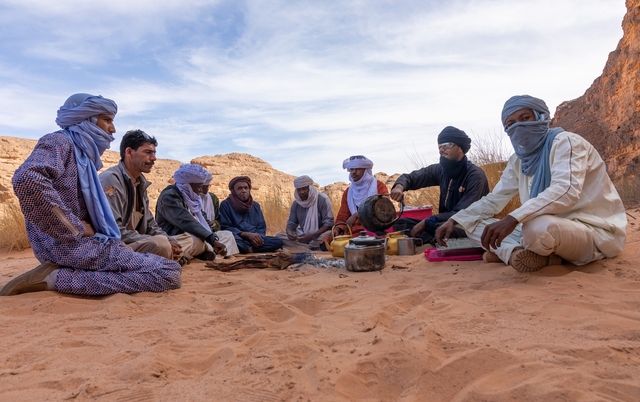 wyprawa-algieria-tuargeowie-na-pustyni-pija-herbate-saharyjska-soul-travel