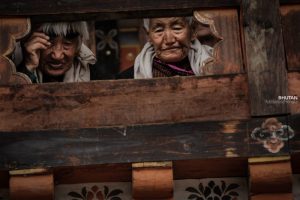 bhutan-wyprawa-kulturowa-starsi-ludzie-w-klasztorze-nietypowe-biuro-podrozy-soul-travel